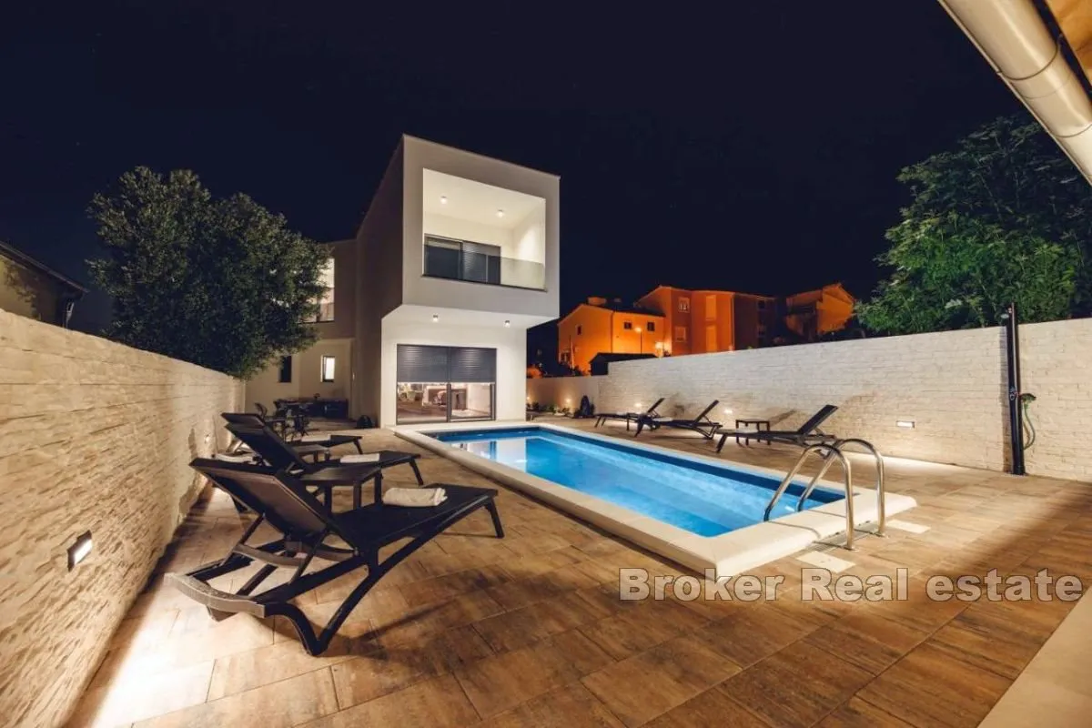 Vila s grijanim bazenom na mirnoj lokaciji - Vodice