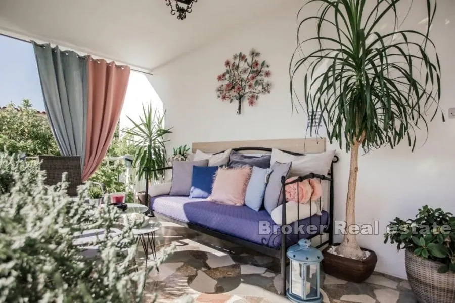 apartmanska kuća sa dodatnim građevinskim zemljištem - slika 2