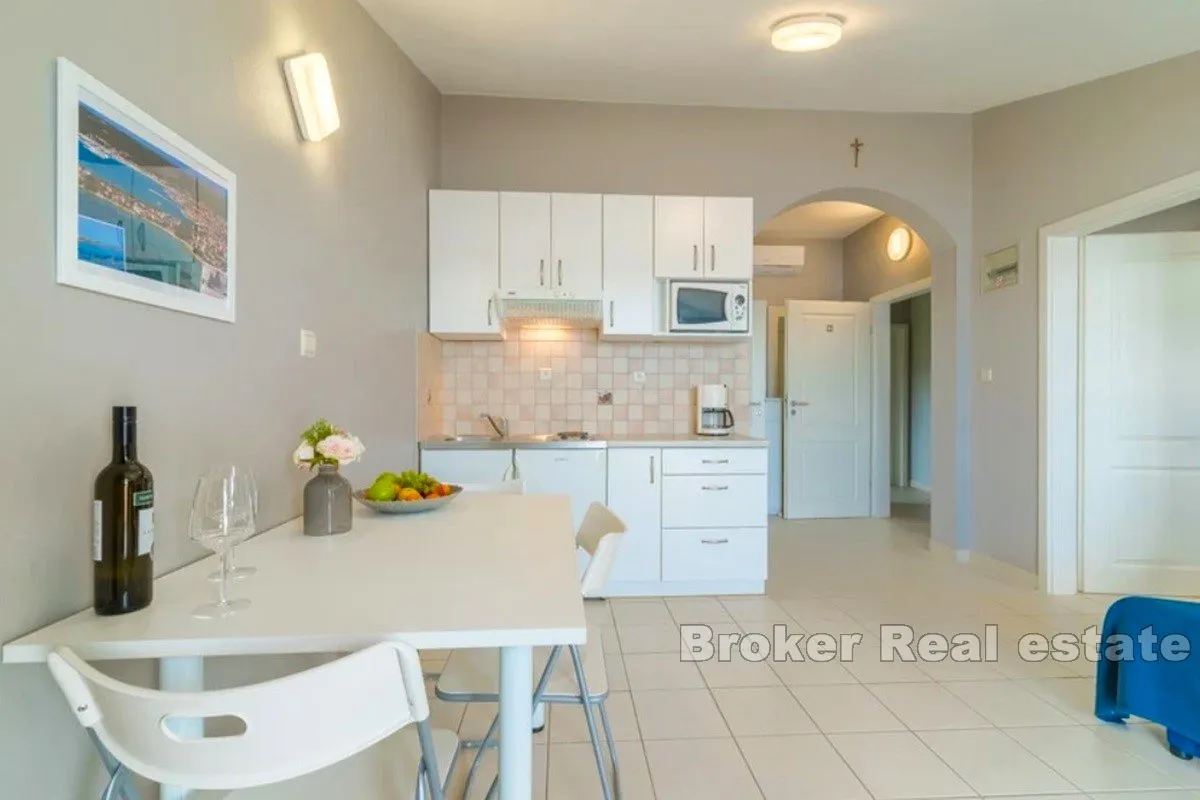 kuća s više apartmana prvi red do mora - slika 11