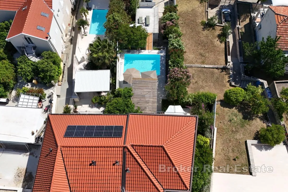vila s bazenom u prvom redu do mora - slika 18