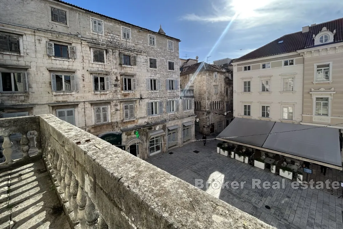 troetažni apartman u centru, na prodaju - slika 1