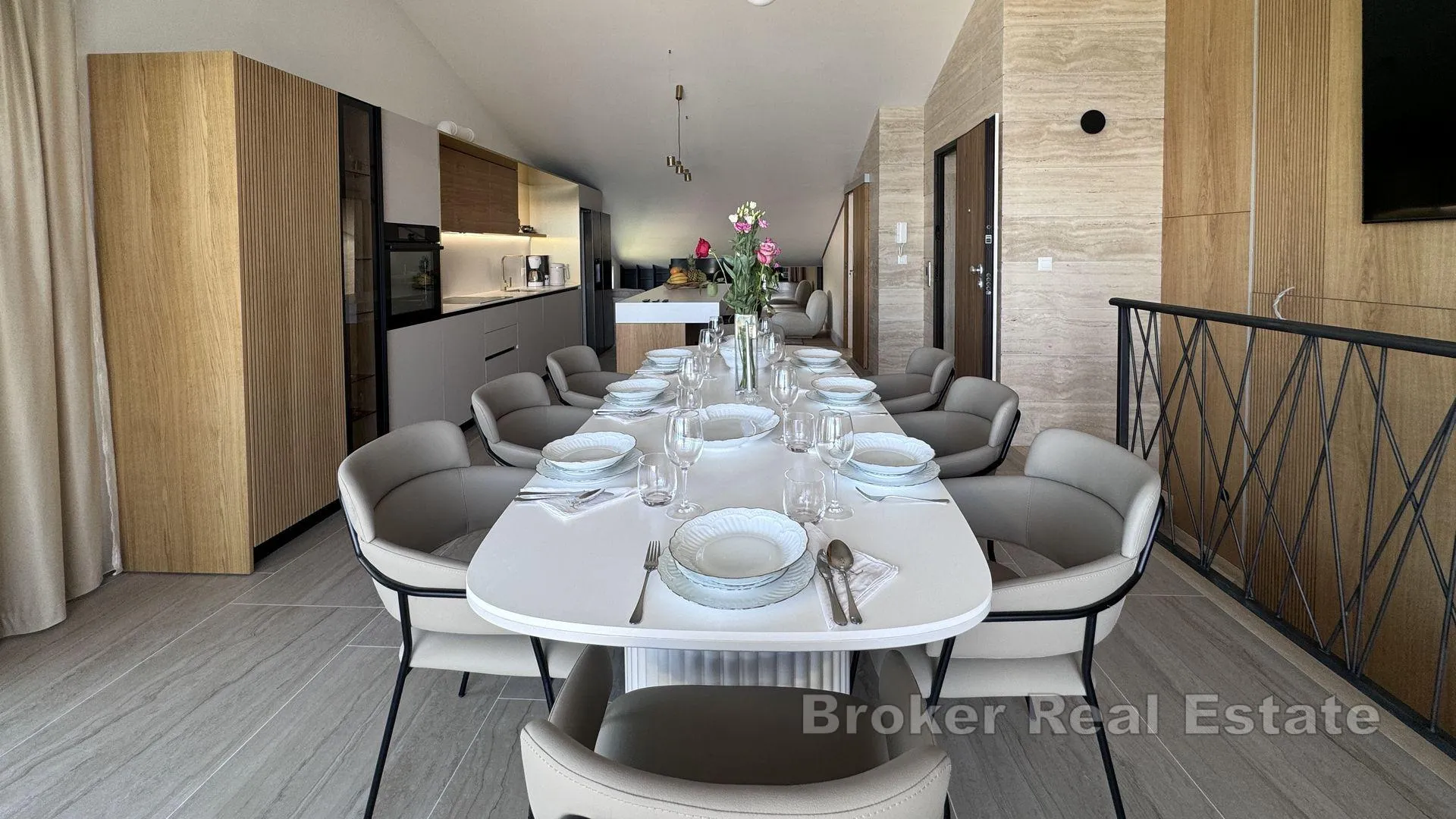 luksuzan penthouse u prvom redu do mora - slika 6