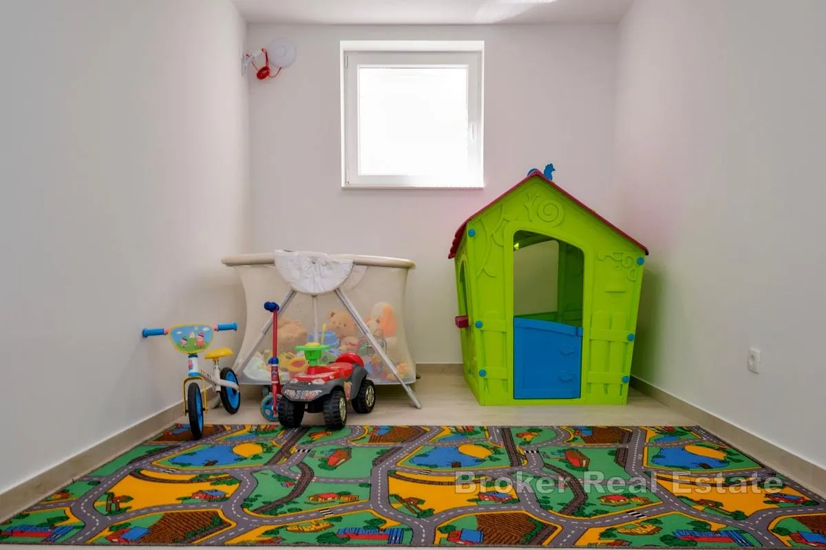 novoizgrađena villa s bazenom - slika 19