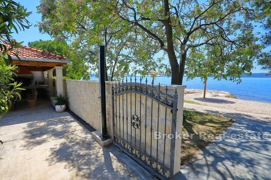 apartmanska vila prvi red do mora - slika 18