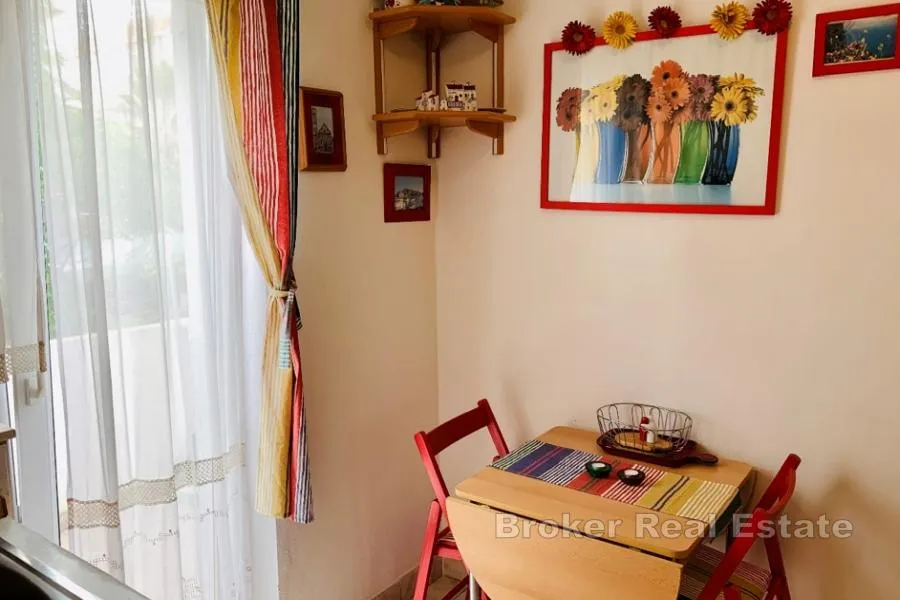 kuća s uhodanim turističkim poslovanjem i pogledom na more - slika 12