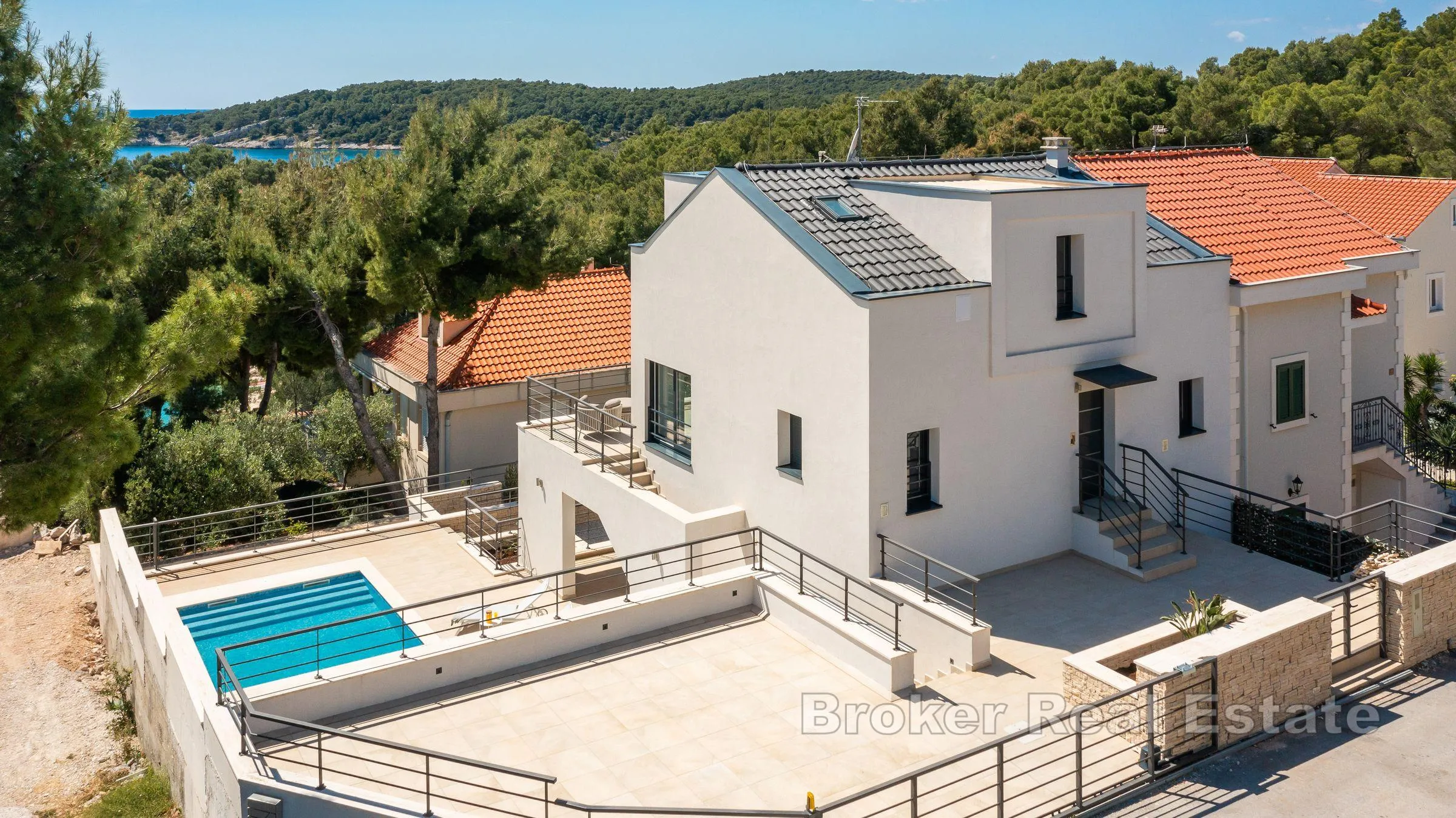 luksuzna vila s bazenom i pogledom na more - slika 3