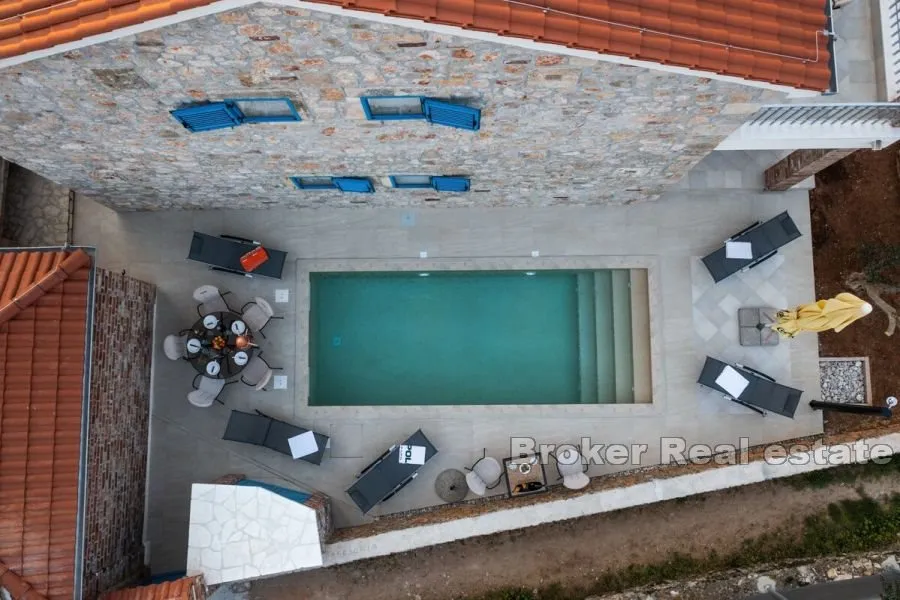 kamena kuća s bazenom u prvom redu do mora - slika 19