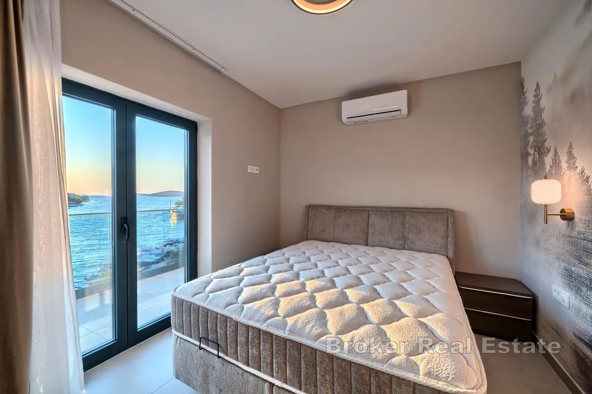 moderna vila – prvi red do mora u blizini rogoznice - slika 18