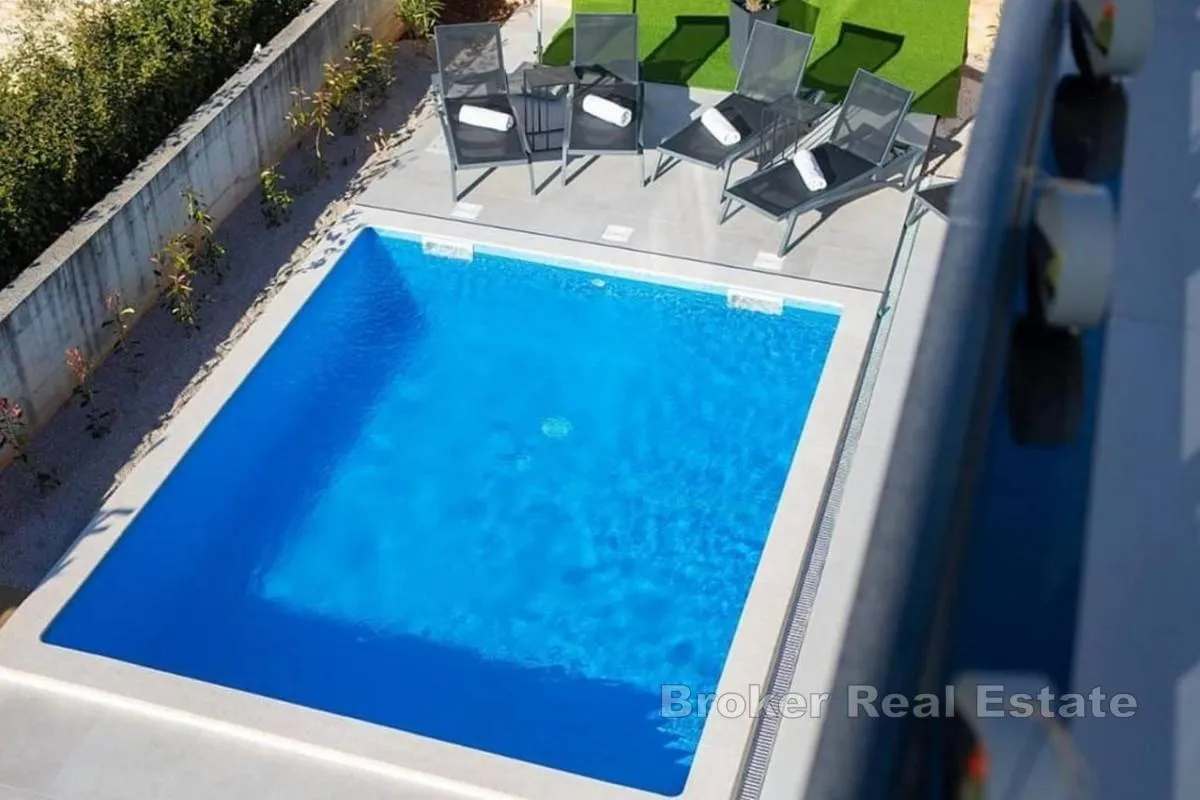 moderan dvoetažni apartman s bazenom - slika 12