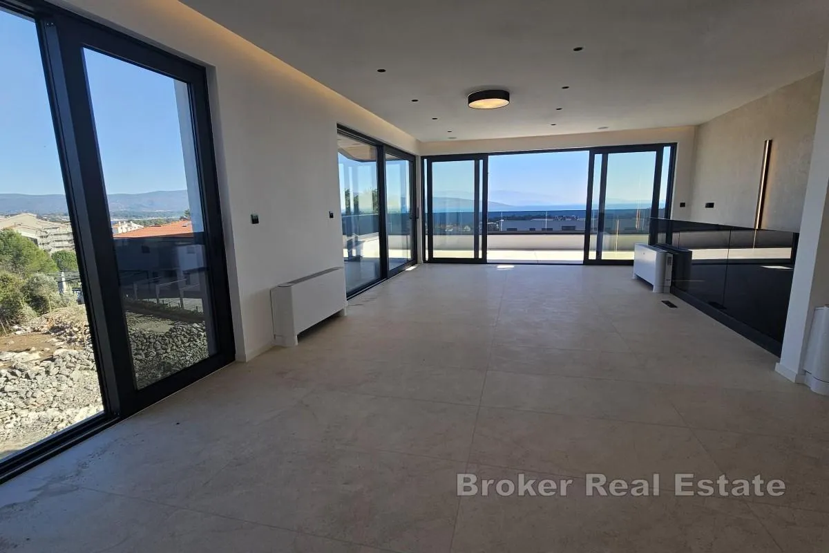 penthouse s krovnom terasom i bazenom - slika 6