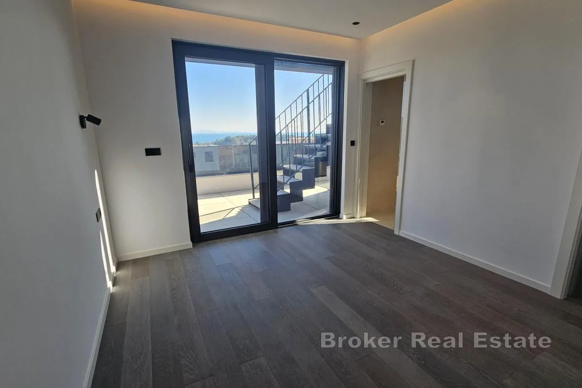 penthouse s krovnom terasom i bazenom - slika 8