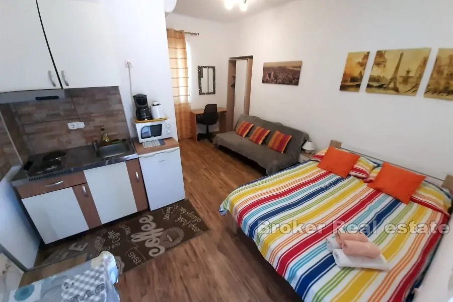 kuća s apartmanima i bazenom - slika 3
