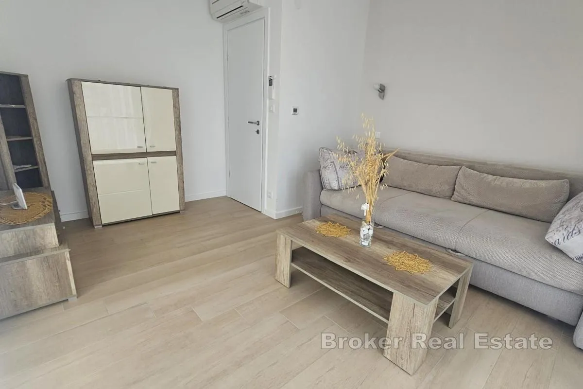troetažni apartman s bazenom i krovnom terasom - slika 14