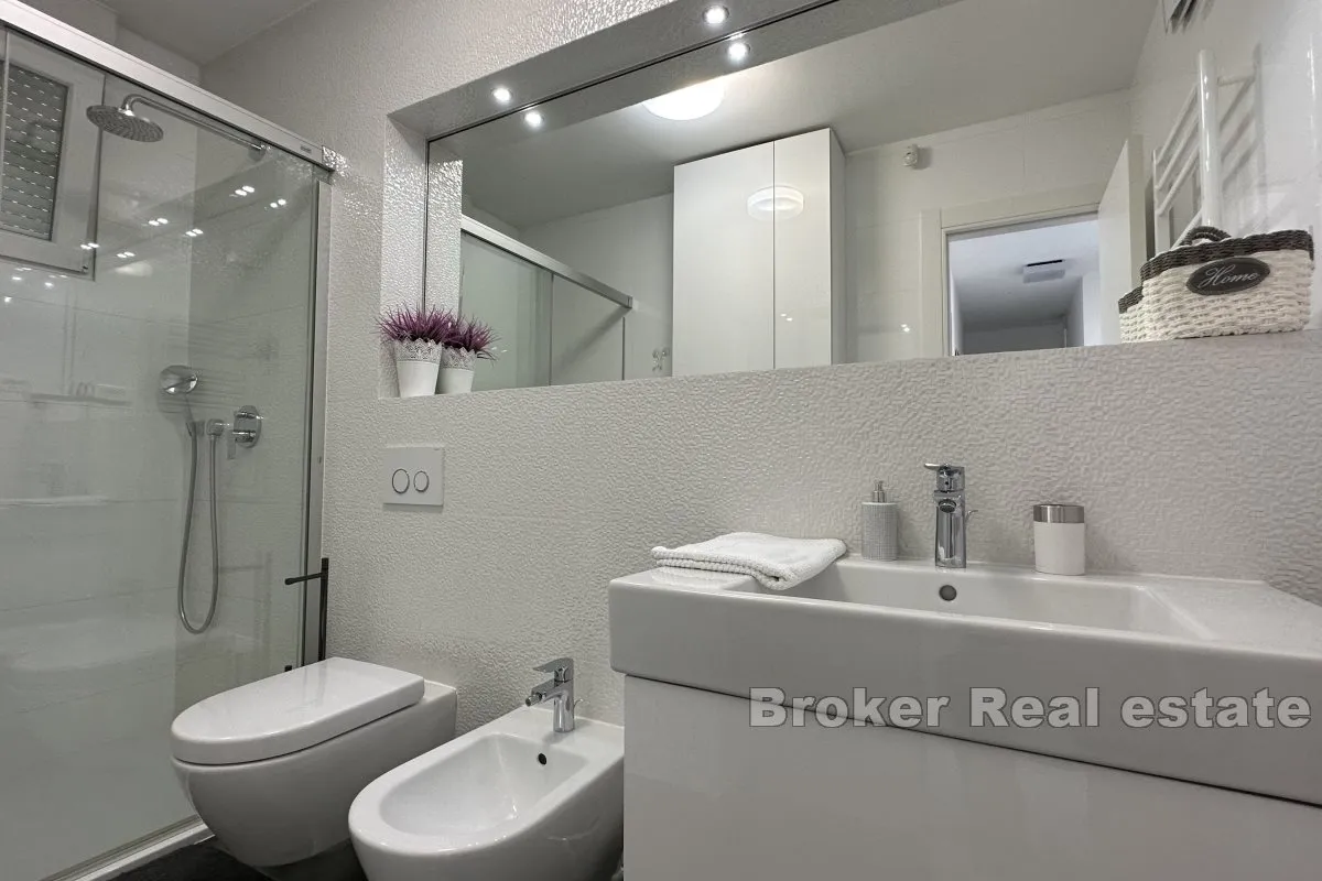 atraktivan penthouse s velikom terasom i jacuzzijem - slika 12