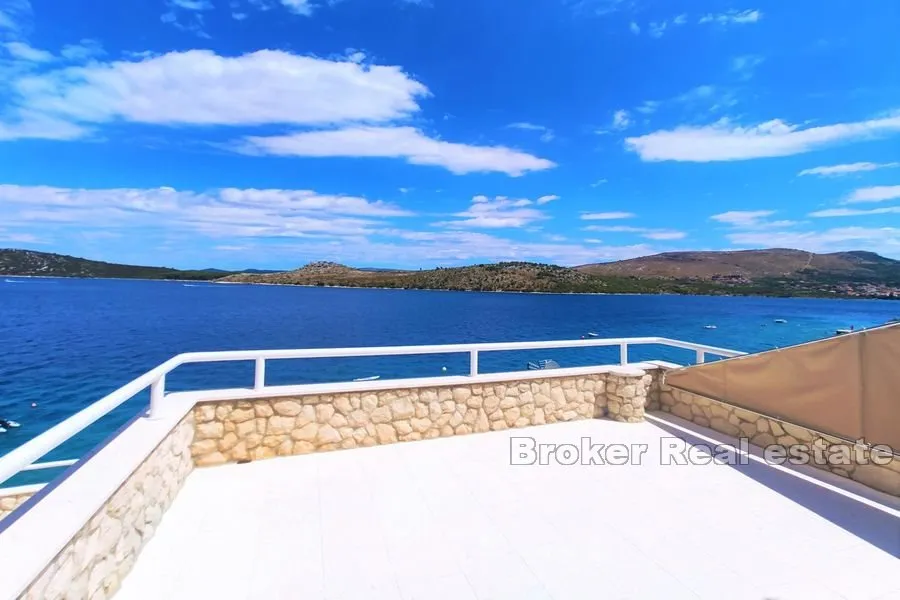 kuća u prvom redu do mora - slika 12