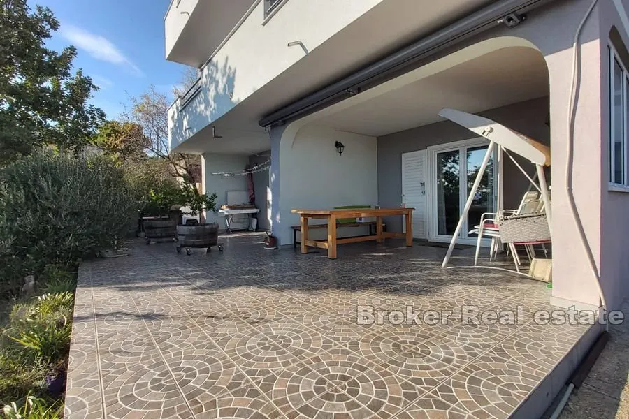 trosoban apartman s vrtom i pogledom na more - slika 9