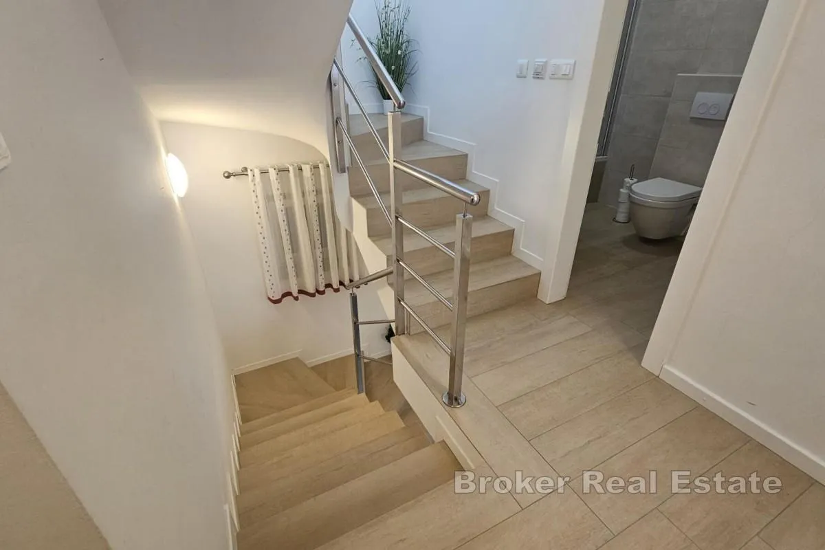 troetažni apartman s bazenom i krovnom terasom - slika 10