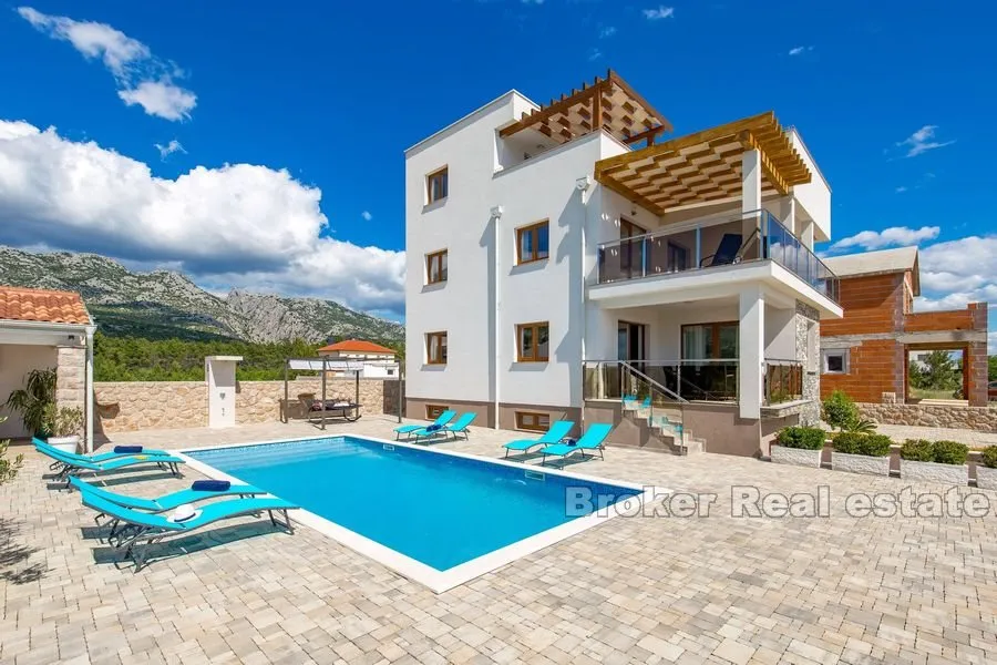 prekrasna vila s bazenom - slika 2