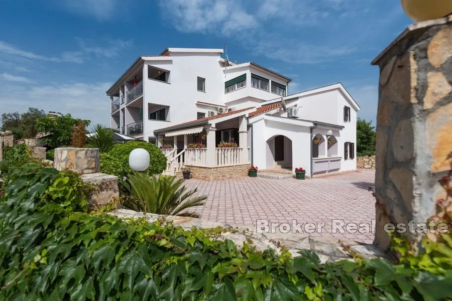 apartmanska kuća s bazenom - slika 3