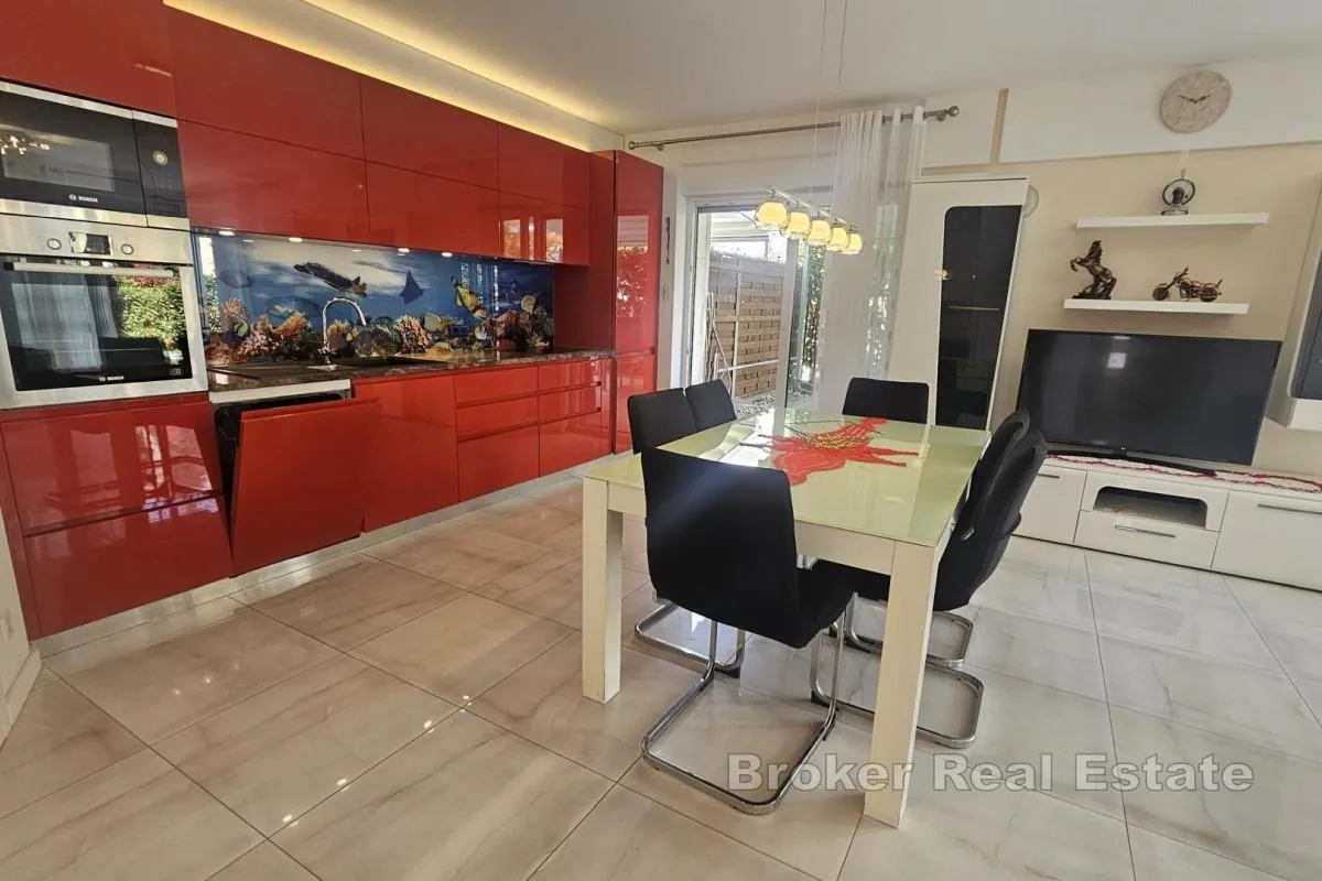troetažni apartman s bazenom i krovnom terasom - slika 8