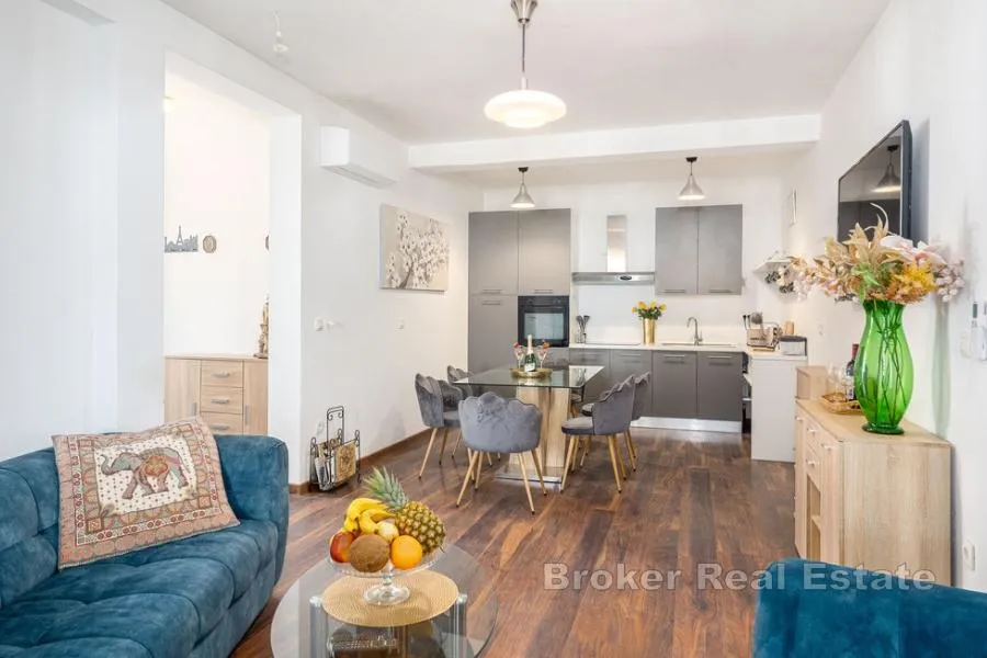 atraktivan apartman s bazenom i pogledom na more - slika 6
