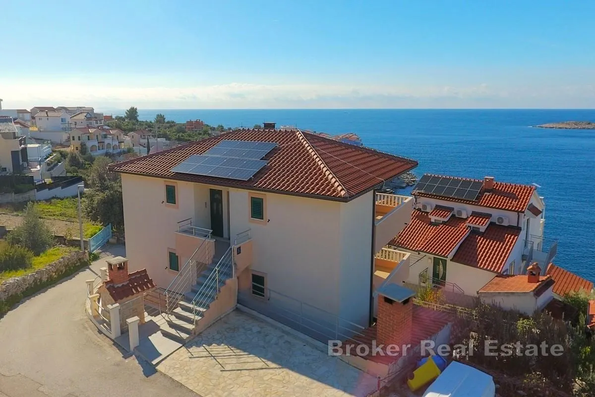 Apartmanska kuća s bazenom i panoramskim pogledom na more - Rogoznica