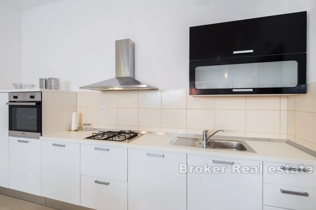 atraktivan apartman s bazenom - slika 6
