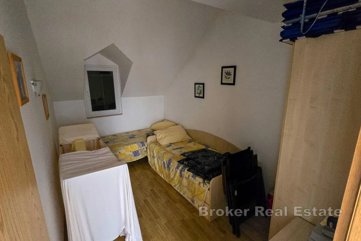 dvosobni apartman u prvom redu do mora - slika 7