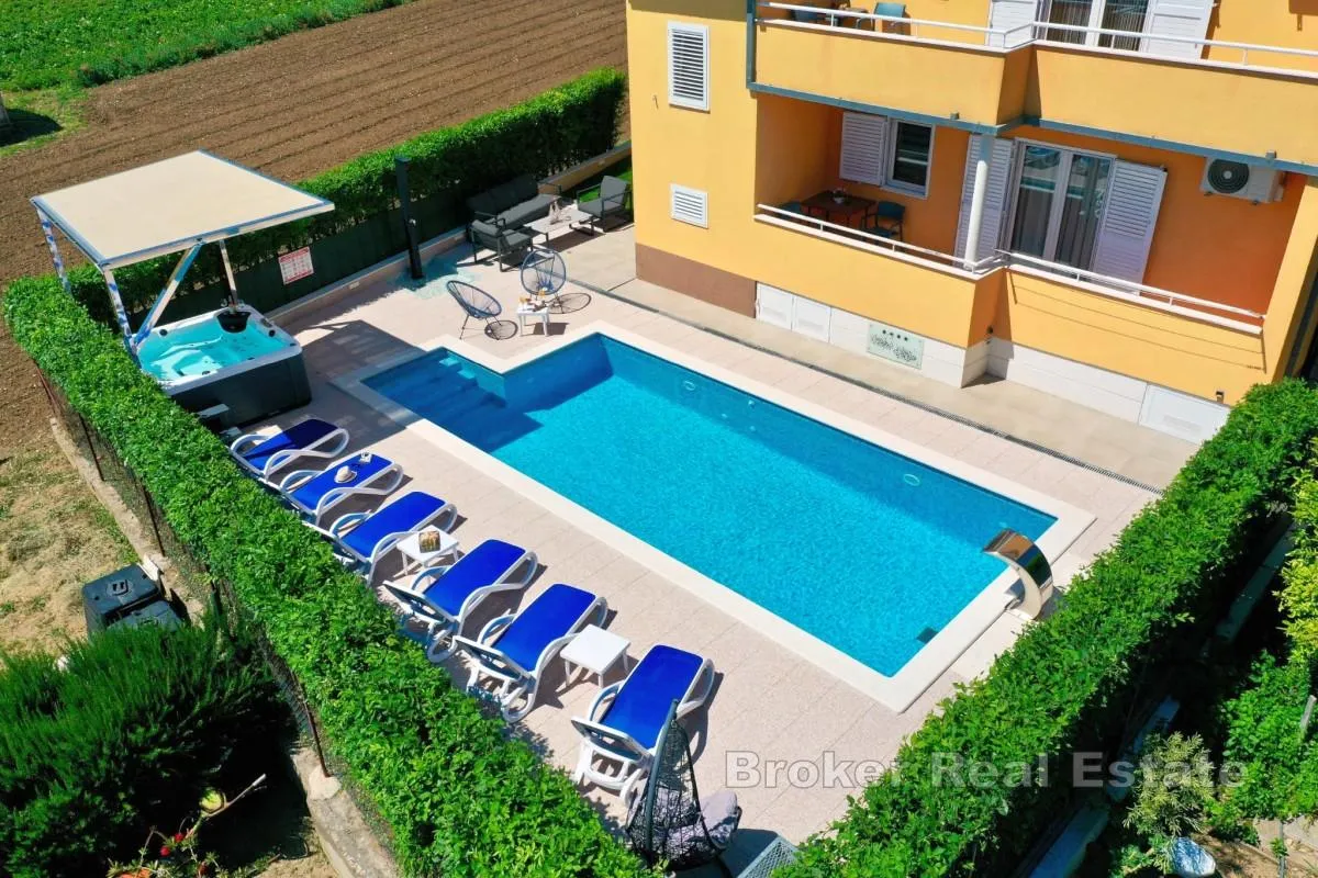 vila s bazenom - slika 2