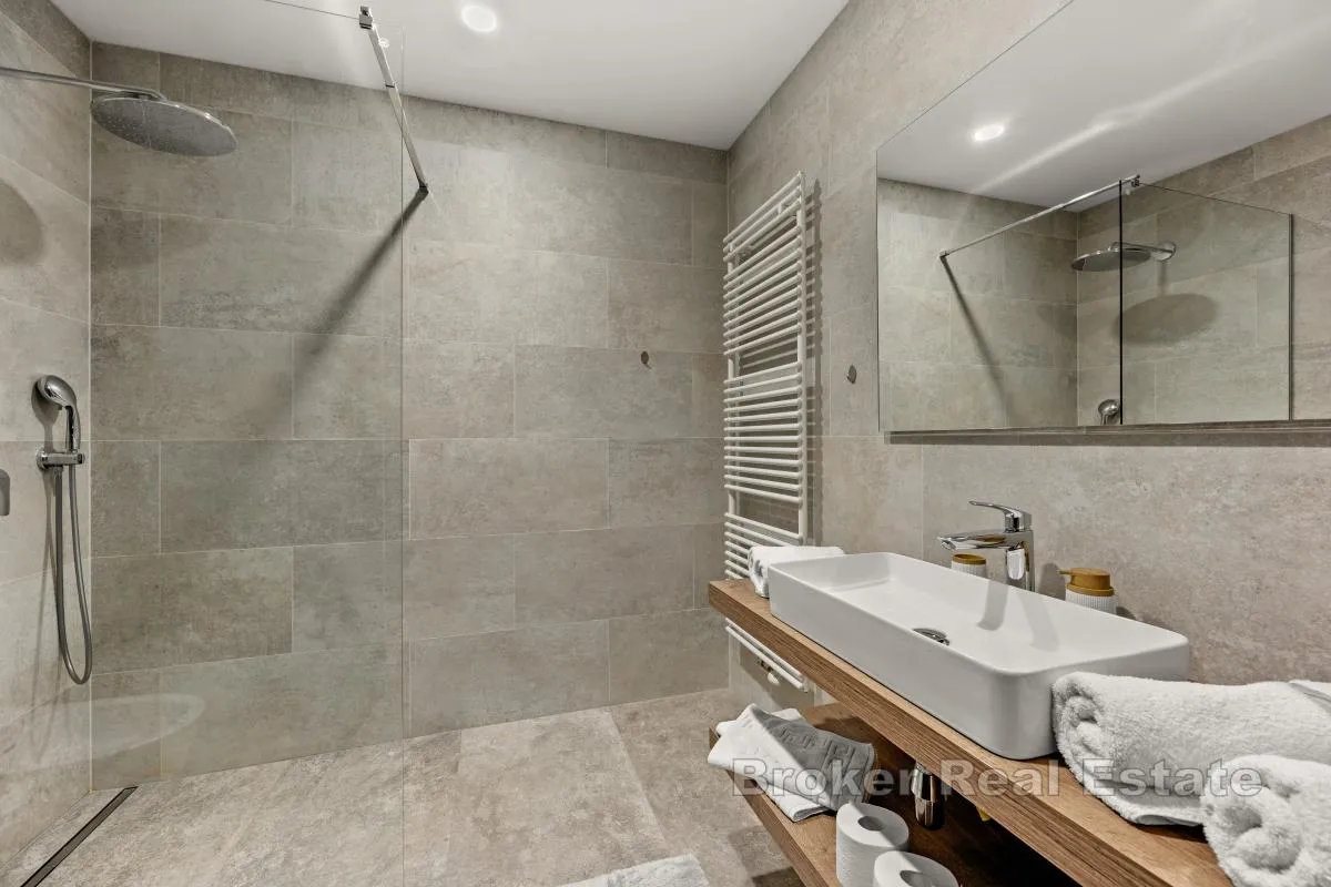 ekskluzivna moderna vila s pogledom na more i privatnom wellness oazom - slika 12