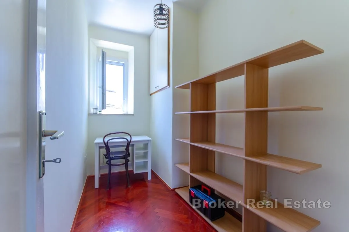 dvosoban apartman s parkingom u samom centru - slika 9