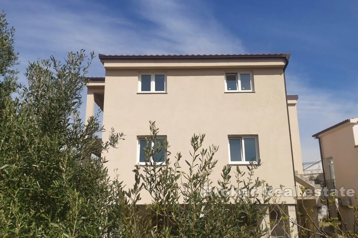 Funkcionalna nekretnina sa 3 apartmana - Rogoznica