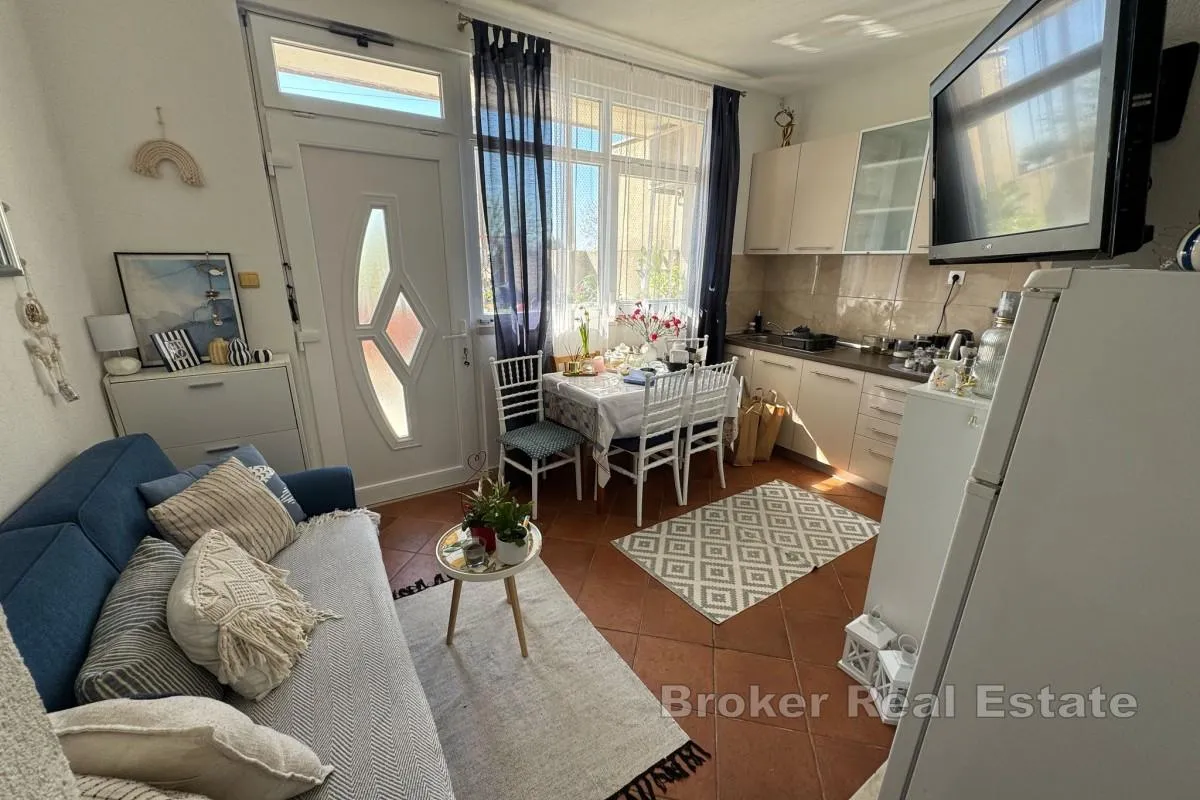 kuća s dva apartmana na mirnoj lokaciji - slika 9