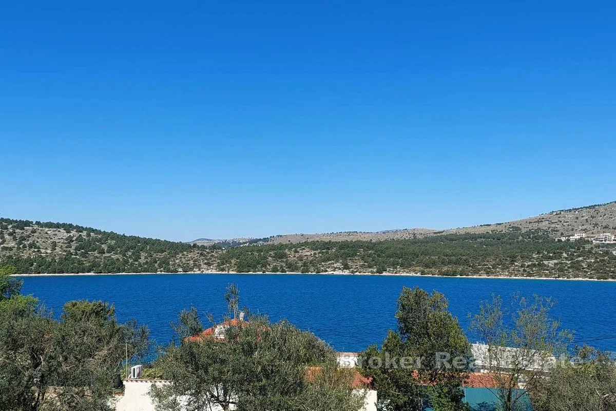 apartmanska kuća uz more - slika 1