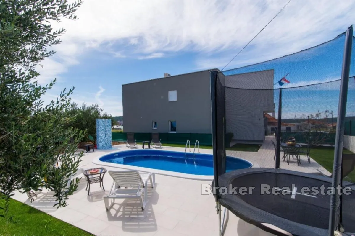 Apartmanska kuća s bazenom - Trogir