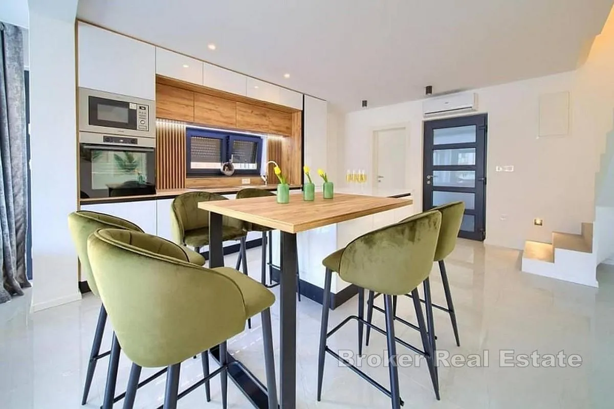moderan dvoetažni apartman s bazenom - slika 2