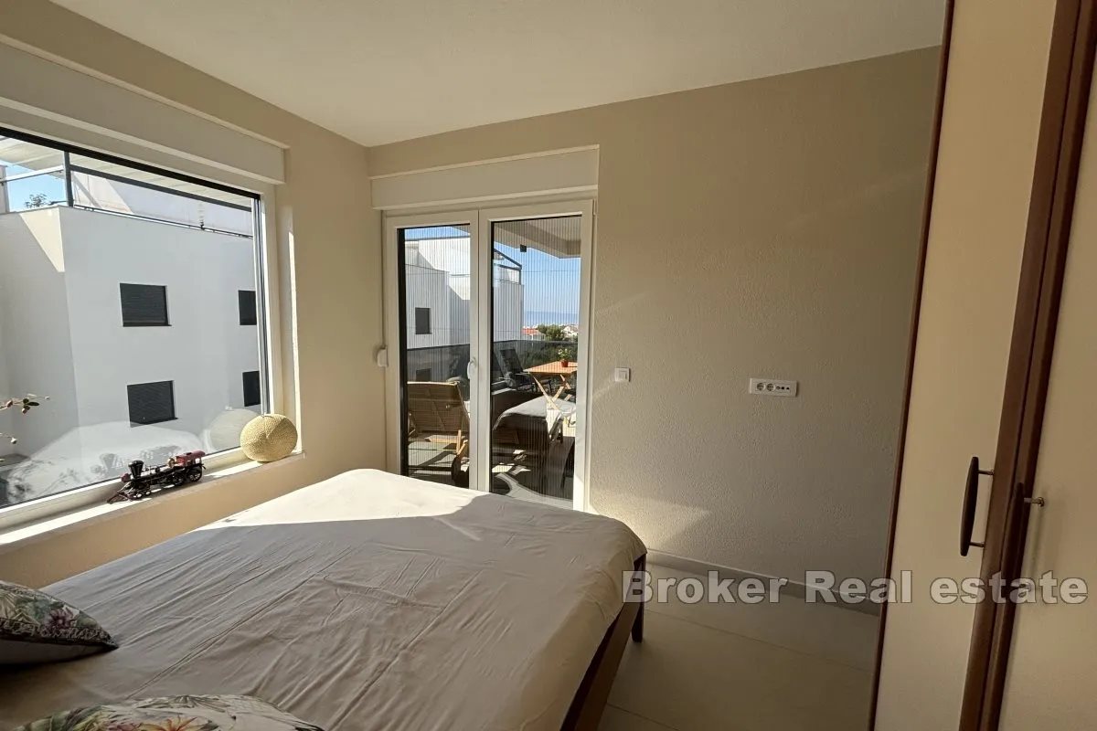 moderan apartman s djelomičnim pogledom na more - slika 13