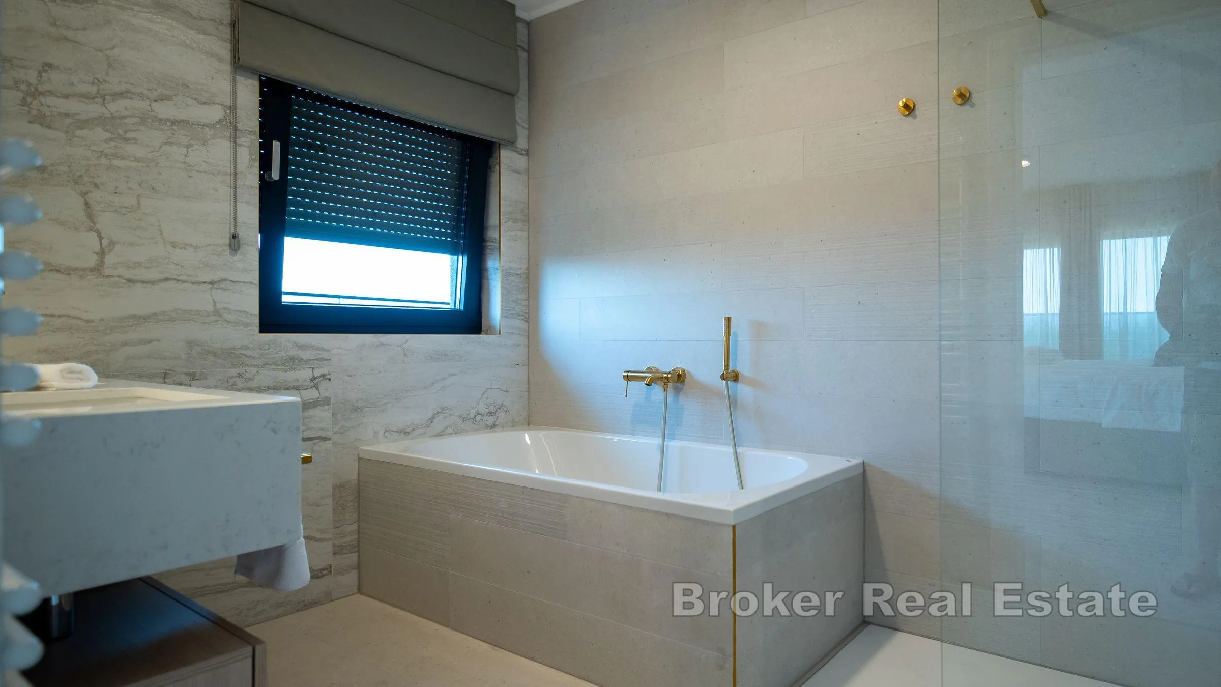 apartmanska kuća u centru - slika 18