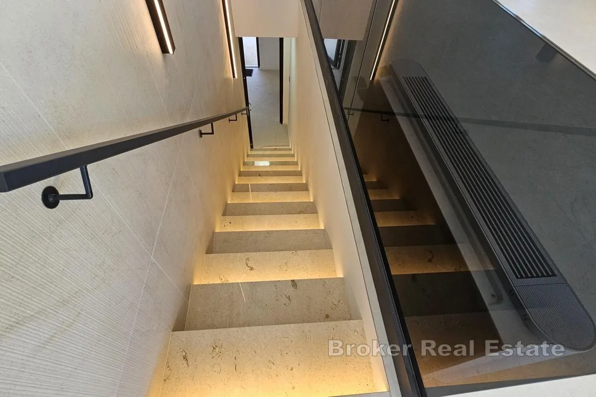 penthouse s krovnom terasom i bazenom - slika 13