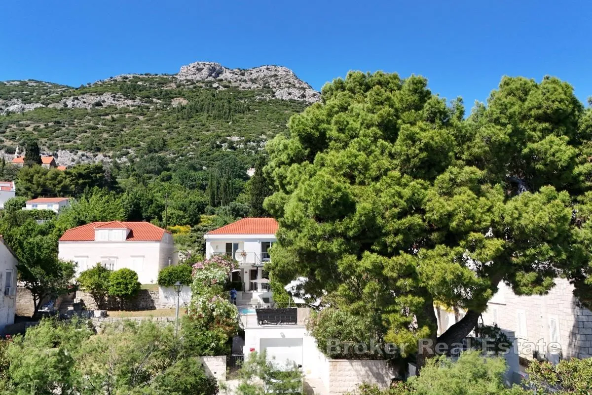 vila s bazenom u prvom redu do mora - slika 2