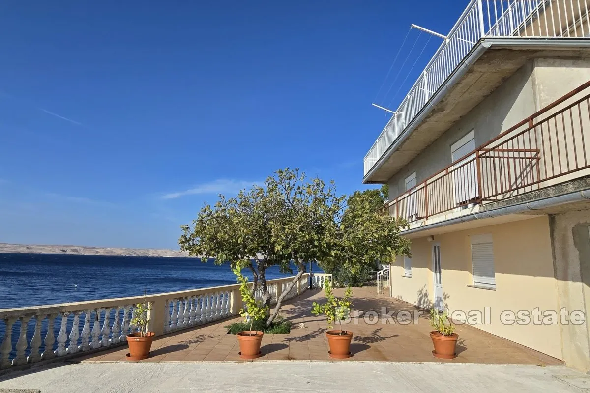 kuća s privatnim pristupom moru i betonskoj plaži - slika 3