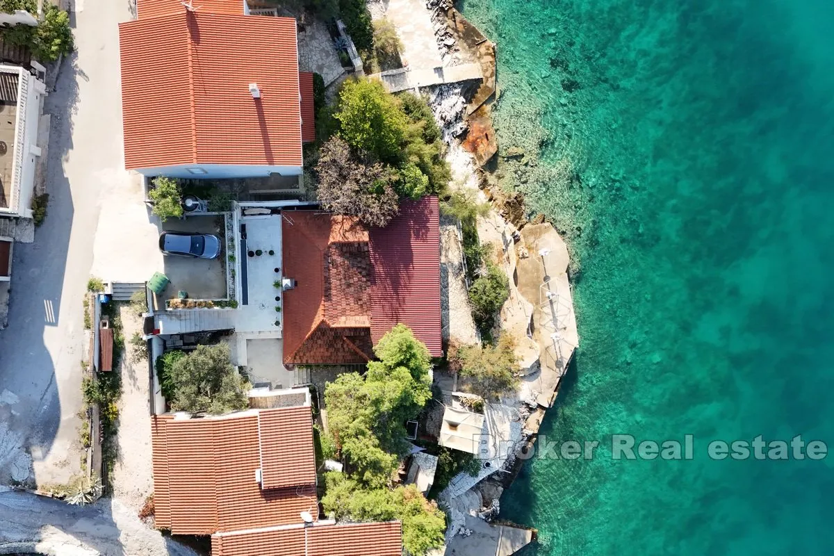apartmanska kuća u prvom redu do mora - slika 2