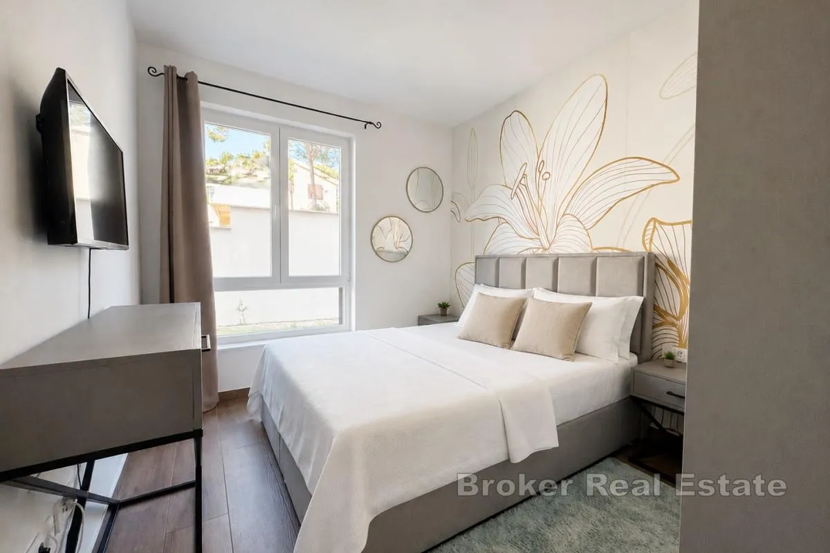 apartman s bazenom i vrtom, 60 m od mora - slika 8