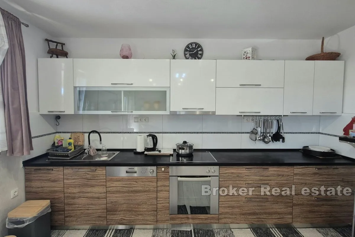 apartmanska kuća s bazenom - slika 9