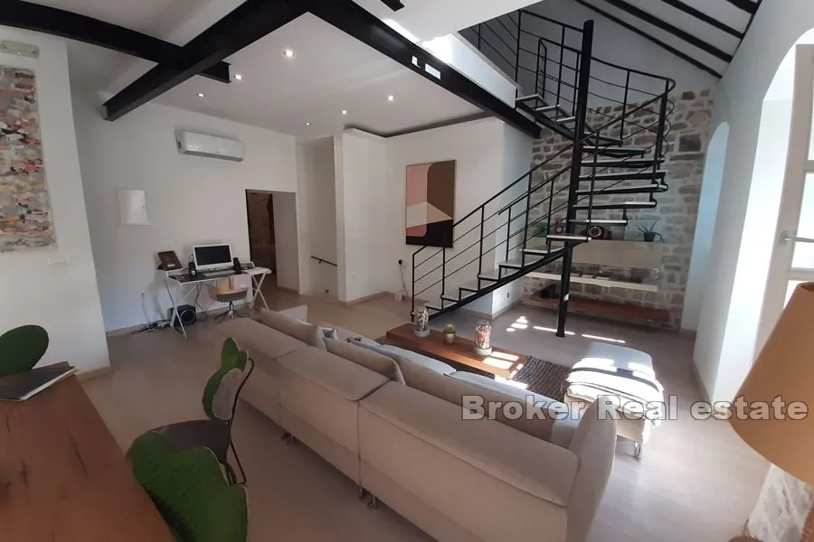 apartman u centru grada - slika 2