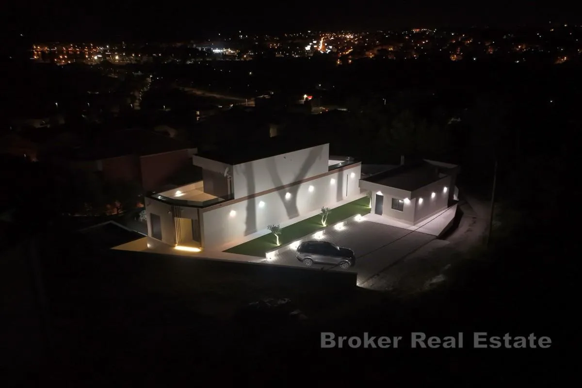 moderna vila s bazenom u okolici splita - slika 18