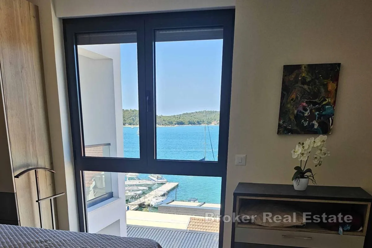 trosobni apartman s pogledom na more - slika 5