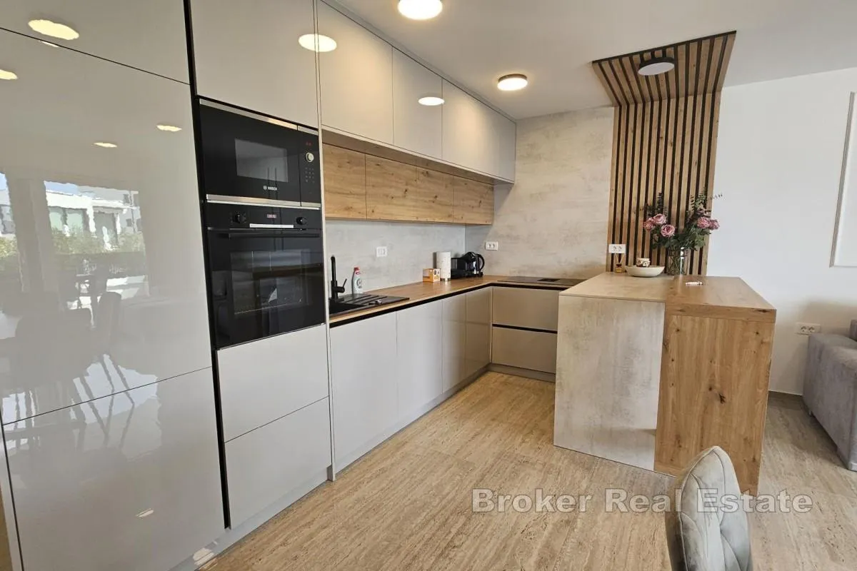 luksuzni apartman s bazenom - slika 6