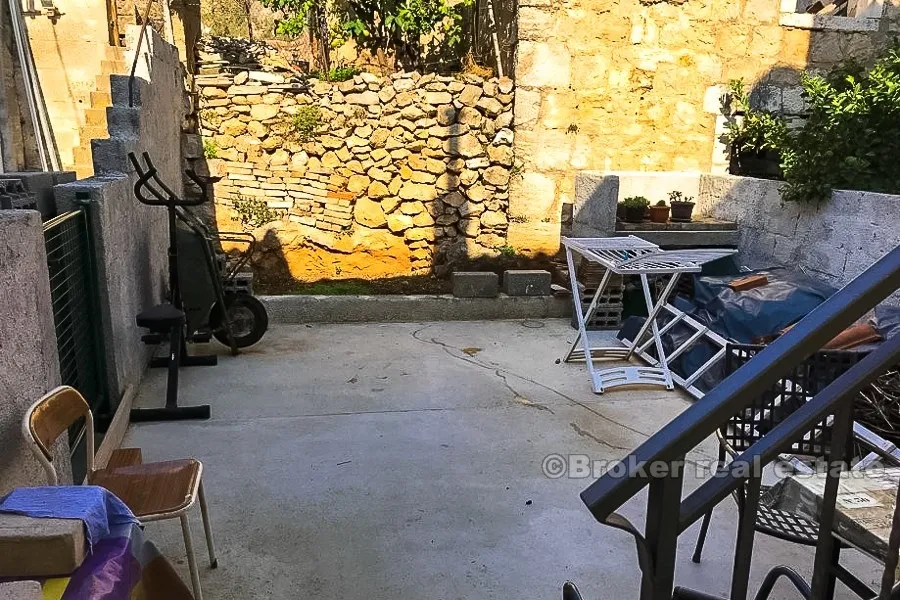 dvojna kamena kuća s dvorištem, na prodaju - slika 2