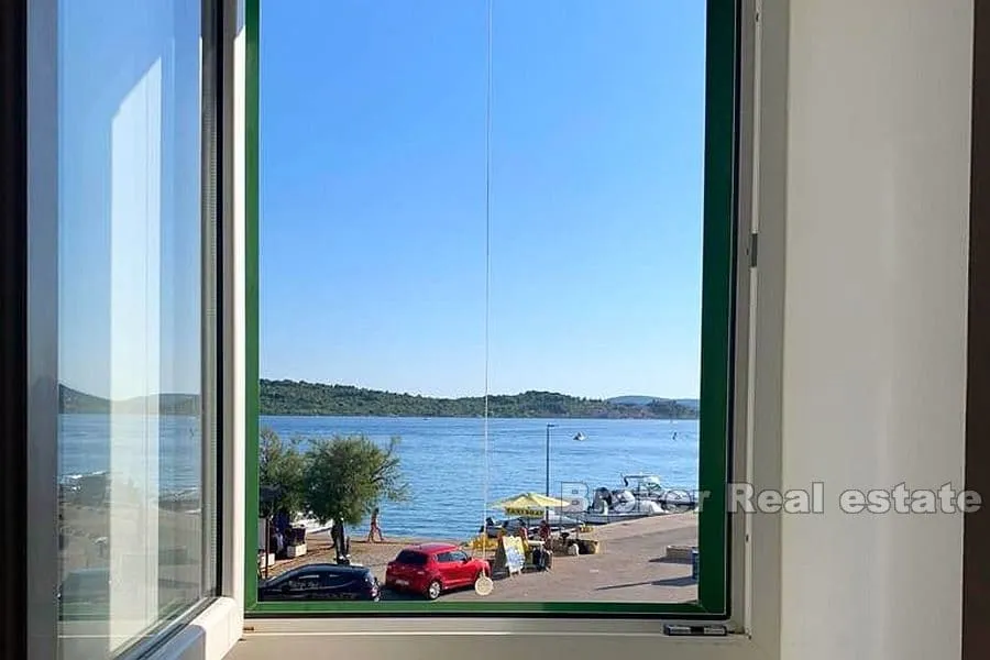prekrasna kamena kuća u prvom redu do mora - slika 1